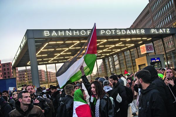 Seit dem Terrorangriff der Hamas kommt es in vielen Städten immer wieder zu propalästinensischen Demonstrationen, auch am Potsdamer Platz in Berlin. Foto: picture alliance/dpa/Paul Zinken