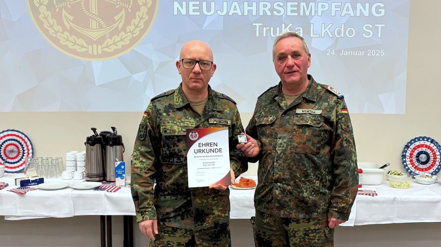 Bei der ersten Mitgliederversammlung im Jahr 2025 der TruKa Landeskommando Sachsen-Anhalt konnte der Vorsitzende der Standortkameradschaft, Stabsfeldwebel Dirk Wontka (rechts), Stabsfeldwebel Sven Jaluschka mit der Verdienstnadel in Silber auszeichnen. Foto: Thomas Hädicke