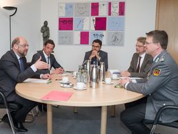 SPD-Kanzlerkandidat Martin Schulz (l.) will zwar mehr Geld für die Bundeswehr ausgeben, das Zwei-Prozent-Ziel lehnt er aber ab Foto: DBwV/Bombeke