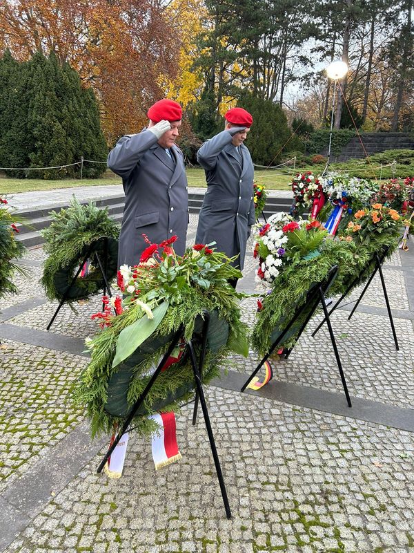 Gemeinsam mit seinem Sohn Chris legte Hauptmann a.D. Ingo Zergiebel (l.) einen Kranz für den DBwV auf dem Friedhof Lilienthalstraße in Berlin nieder. Foto: DBwV/Ingo Zergiebel