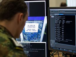 Ein Soldat analysiert Daten an seinem Computer im Rahmen der Live-Fire-Cyber-Abwehrübung „Locked Shield“ 2019 in Köln Foto: Bundeswehr/Martina Pump