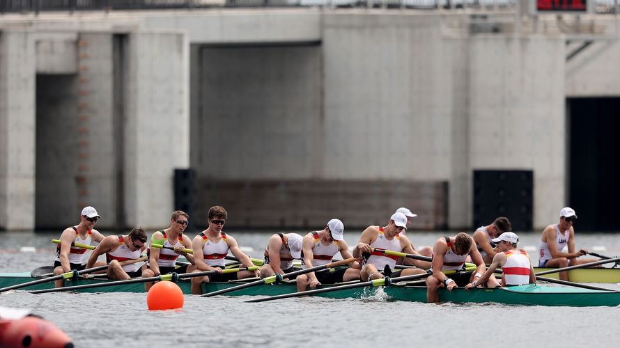 Völlig erschöpft im Ziel: Das Team des Deutschland-Achters nach der überraschenden Niederlage gegen Neuseeland. Foto: picture alliance/dpa/dpa-Zentralbild | Jan Woitas