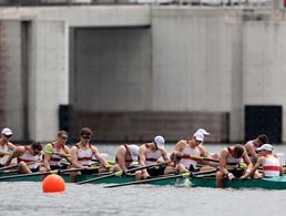 Völlig erschöpft im Ziel: Das Team des Deutschland-Achters nach der überraschenden Niederlage gegen Neuseeland. Foto: picture alliance/dpa/dpa-Zentralbild | Jan Woitas