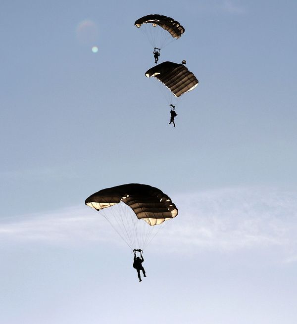 Formationsflug: Drei Gebirgssoldaten befinden sich in der Gleitphase. Foto: Gebirgsjägerbrigade 23/Tobias Skinner