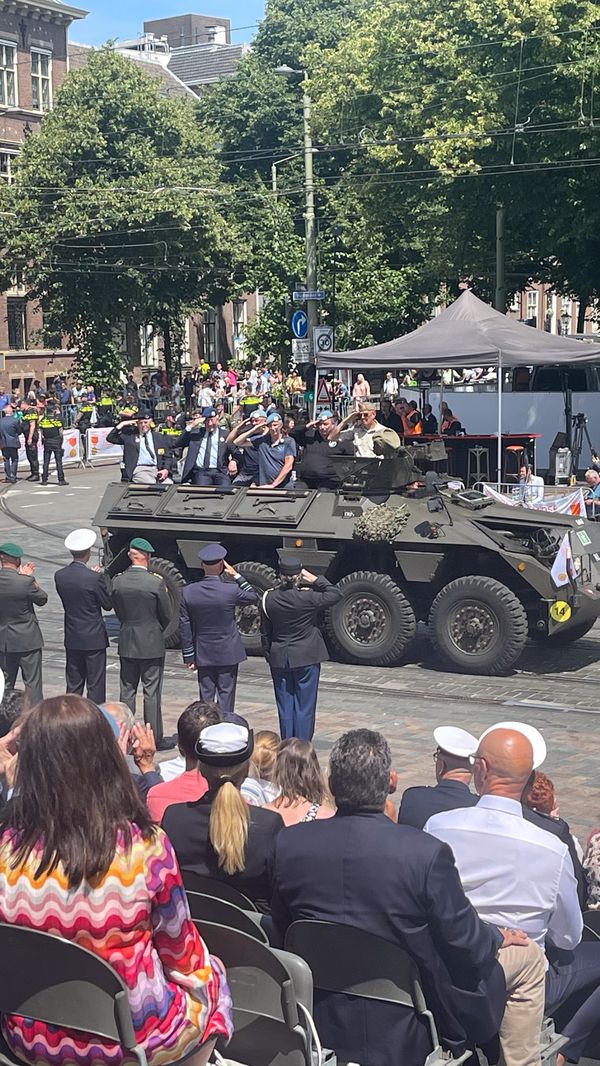Bei der Militärparade inmitten des Stadtzentrums von Den Haag marschierten etwa 4.000 Veteraninnen und Veteranen unter dem Applaus begeisterter Zuschauer am Straßenrand. Foto: DBwV