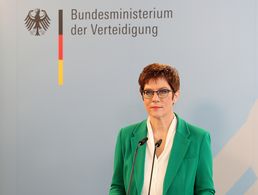 In ihrer Grundsatzrede betonte die Verteidigungsministerin Annegret Kramp-Karrenbauer, dass man die USA, den "stärksten und größten Partner im Bündnis", weiter dringend brauchen werde. Foto: Bundeswehr