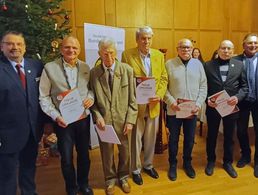 Vorsitzender Friedel Wegner mit den geehrten Mitgliedern Manfred Schlüter (50 Jahre), Dr. Klaus Zeller (60), Wolfgang Hofmann (60), Dieter Schmidt (50), Gerhard Reinholz (50) sowie Bezirksvorsitzender Franz Jung. Fotos: Heinrich Petersen