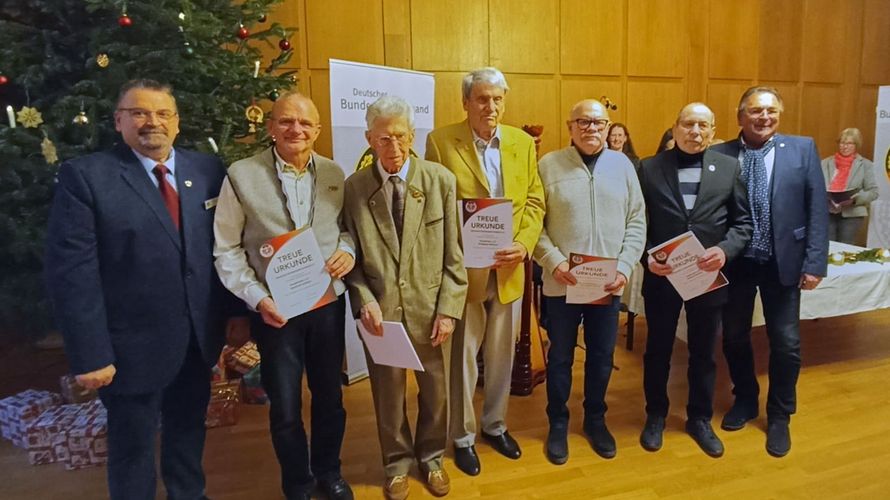 Vorsitzender Friedel Wegner mit den geehrten Mitgliedern Manfred Schlüter (50 Jahre), Dr. Klaus Zeller (60), Wolfgang Hofmann (60), Dieter Schmidt (50), Gerhard Reinholz (50) sowie Bezirksvorsitzender Franz Jung. Fotos: Heinrich Petersen