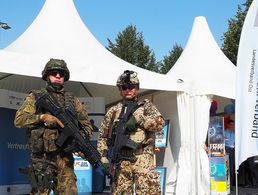 Ein Soldat des Seebataillons (l.) und en Soldat mit der Ausrüstung "Infanterist der Zukunft" stehen vor dem Stand des DBwV. Foto: DBwV/Kruse