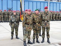 Bei der Kommandoübergabe in Pfullendorf: Oberst Thomas Schmidt, Generalmajor Walter Spindler und Oberst Carsten Jahnel (v.l.) Foto: Bundeswehr