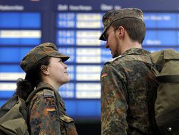 „Ihre Sichtbarkeit auch in öffentlichen Verkehrsmitteln zu erhöhen, trägt der Anerkennung und Wertschätzung der Soldatinnen und Soldaten bei“, erklärte Görlich und forderte ein bürokratiearmes Verfahren. Foto: Bundeswehr/Stollberg