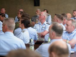 Die über 50 Berufssoldaten mehrheitlich von Dienststellen der Bundeswehr aus Bayern erhielten bei der Tagung des Landesverbands nützliche Informationen für den Dienstalltag und in Vorbereitung auf den Ruhestand. Foto: DBwV/Ingo Kaminsky