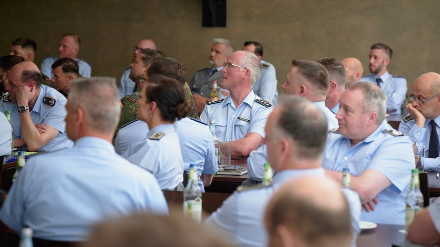 Die über 50 Berufssoldaten mehrheitlich von Dienststellen der Bundeswehr aus Bayern erhielten bei der Tagung des Landesverbands nützliche Informationen für den Dienstalltag und in Vorbereitung auf den Ruhestand. Foto: DBwV/Ingo Kaminsky