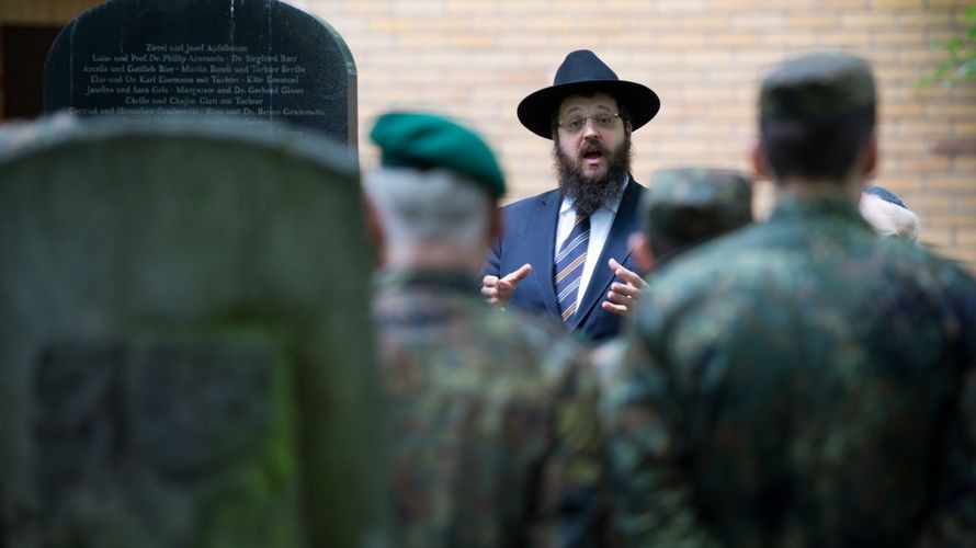 Ein Rabbiner im Gespräch mit Soldaten. Noch in diesem Jahr sollen in Deutschland die ersten jüdischen Militärseelsorger ihren Dienst aufnehmen. In ihrer Botschaft an das AJC sprach Annegret Kramp-Karrenbauer auch dieses Thema an. Foto: picture alliance / dpa | Bernd von Jutrczenka