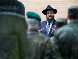 Ein Rabbiner im Gespräch mit Soldaten. Noch in diesem Jahr sollen in Deutschland die ersten jüdischen Militärseelsorger ihren Dienst aufnehmen. In ihrer Botschaft an das AJC sprach Annegret Kramp-Karrenbauer auch dieses Thema an. Foto: picture alliance / dpa | Bernd von Jutrczenka