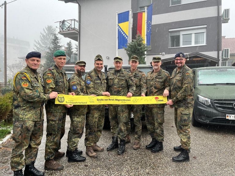 Gelbe Bänder für die Truppe in Bosnien und Herzegowina. Foto: DBwV/Frank Jungbluth