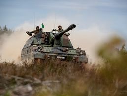 25 Panzerhaubitzen 2000 hat Deutschland bisher an die Ukraine geliefert. Das Bild zeigt deutsche Soldaten  bei einer NATO-Übung in Litauen. Foto: Bundeswehr/Marco Dorow