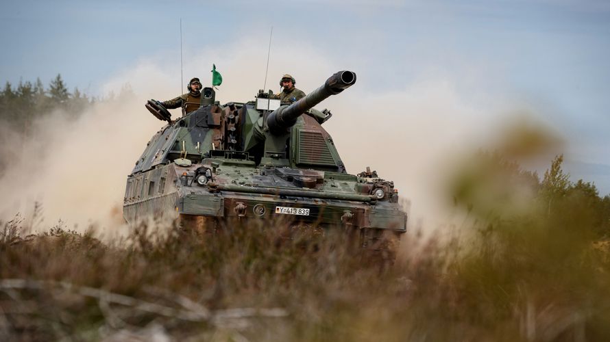 25 Panzerhaubitzen 2000 hat Deutschland bisher an die Ukraine geliefert. Das Bild zeigt deutsche Soldaten  bei einer NATO-Übung in Litauen. Foto: Bundeswehr/Marco Dorow