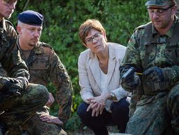 Bundesministerin der Verteidigung Annegret Kramp-Karrenbauer besucht das Feldwebel- / Unteroffizieranwärterbataillon 2 in Celle. Foto: Bundeswehr/Maximilian Schulz