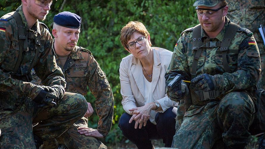 Bundesministerin der Verteidigung Annegret Kramp-Karrenbauer besucht das Feldwebel- / Unteroffizieranwärterbataillon 2 in Celle. Foto: Bundeswehr/Maximilian Schulz