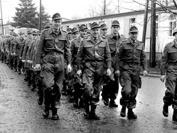 Der 12. November 1955 war die Geburtsstunde der Bundeswehr. Hier sind die ersten Wehrpflichtigen zu sehen. Foto: Bundeswehr/Baumann