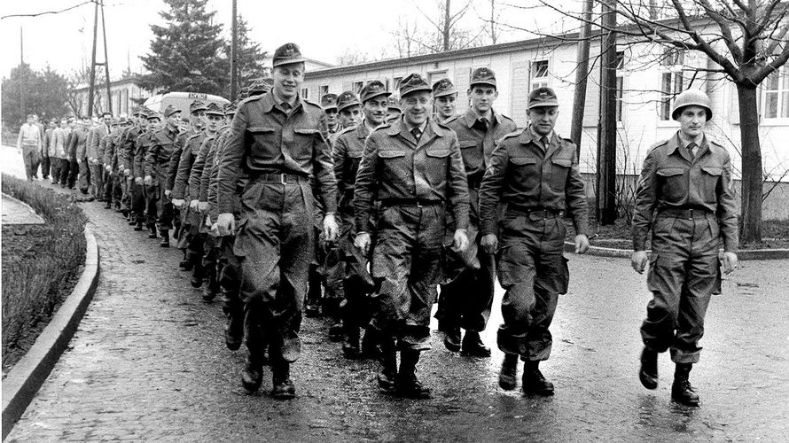 Der 12. November 1955 war die Geburtsstunde der Bundeswehr. Hier sind die ersten Wehrpflichtigen zu sehen. Foto: Bundeswehr/Baumann