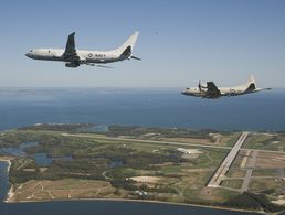 Zwei Generationen von Seefernaufklärern auf einem Bild: Eine Boeing P-8A "Poseidon" (l.) fliegt neben einer Lockheed P-3C "Orion", die auch von der Deutschen Marine genutzt wird. Foto: U.S. Navy photo by Liz Goettee