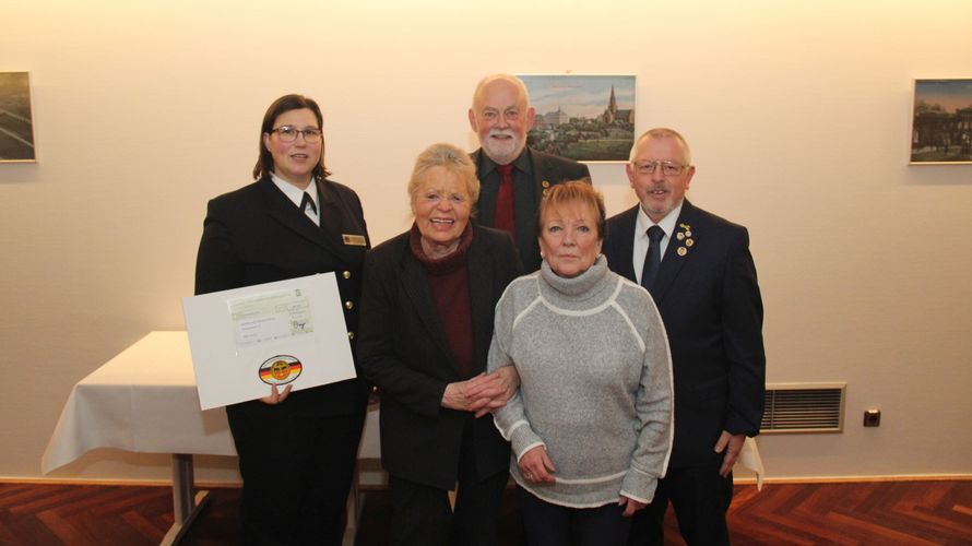 Vom Vorstand Christine Weidner (von linls), Detlef Dreyer und Rudi Haardt sowie von der Alzheimer-Stiftung Rosemarie Groß und Silvia Kindt. Foto: DBwV