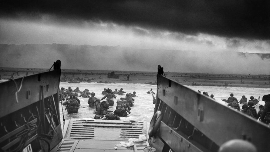 Blick aus dem Landungsboot auf Omaha Beach: Mehr als 2000 US-Soldaten fanden am 6. Juni 1944 dort den Tod. Dennoch glückte die alliierte Landungsoperation in der Normandie, innerhalb kurzer zeit konnte ein Brückenkopf gesichert werden. Foto: CPHoM Robert F. Sargent