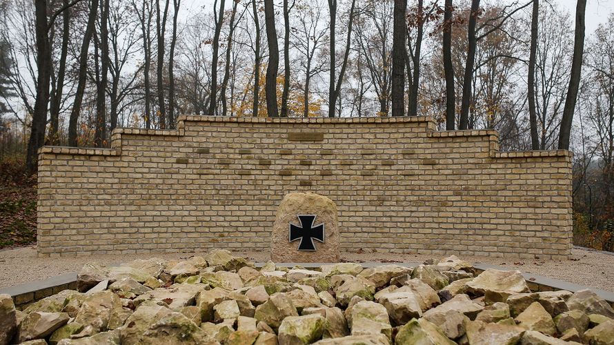 Der Ehrenhain von Kundus im Wald der Erinnerung in Schwielowsee bei Potsdam. Dort sind auch die Plaketten mit den Namen von Patrick Behlke und Roman Schmidt angebracht, die am 20. Oktober 2008 im Einsatz fielen. Foto: Bundeswehr/Marc Tessensohn 