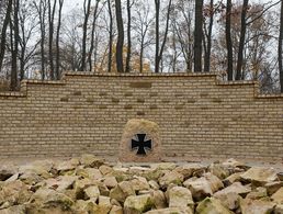 Der Ehrenhain von Kundus im Wald der Erinnerung in Schwielowsee bei Potsdam. Dort sind auch die Plaketten mit den Namen von Patrick Behlke und Roman Schmidt angebracht, die am 20. Oktober 2008 im Einsatz fielen. Foto: Bundeswehr/Marc Tessensohn 