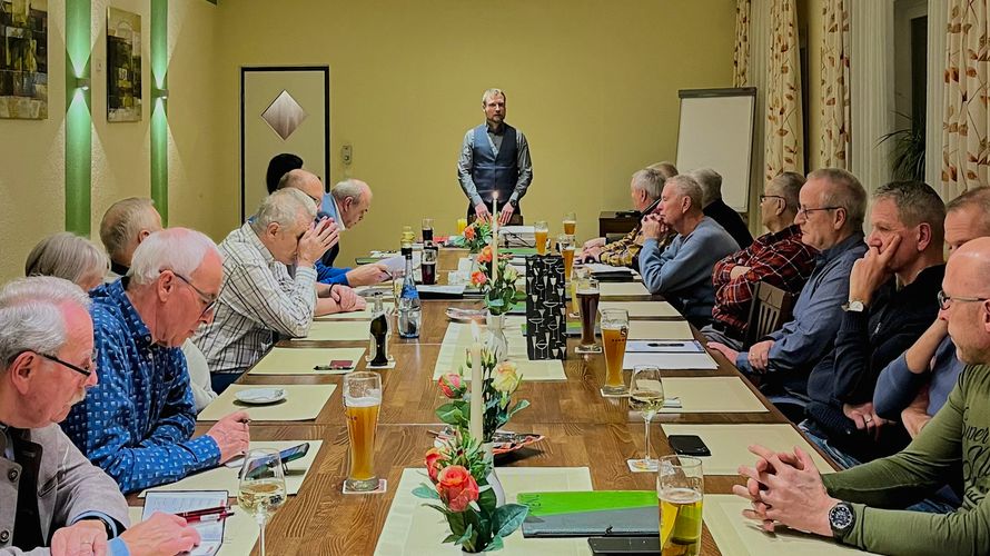 Die Mitglieder der Kameradschaft ERH Bruchsal informierten sich über Programm und Ziele von Parteien zur Bundestagswahl. Foto: Ralph Bender