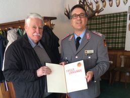 Der Präsident des Fußballverbandes Rheinland, Walter Desch, wurde von Oberstleutnant Michael Schwab für seine 50 jährige Treue zum DBwV geehrt. Foto: KERH Hunsrück