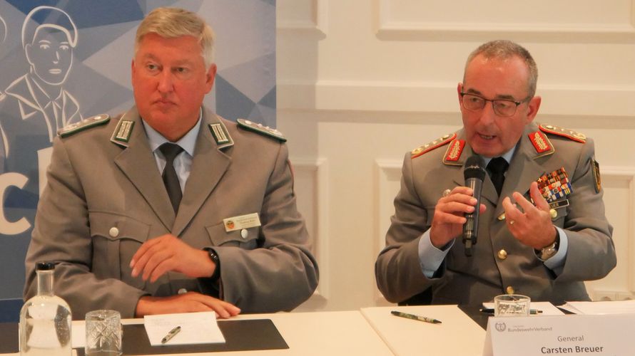 General Carsten Breuer (r.) stellte sich bei der Kommandeurtagung des Landesverbandes Nord den Fragen der Teilnehmer. Links im Bild: Der Gastgeber, Oberst Thomas Behr. Foto: LV Nord