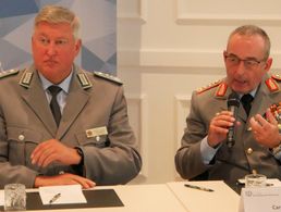 General Carsten Breuer (r.) stellte sich bei der Kommandeurtagung des Landesverbandes Nord den Fragen der Teilnehmer. Links im Bild: Der Gastgeber, Oberst Thomas Behr. Foto: LV Nord