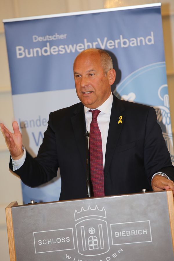 „Soldatinnen und Soldaten übernehmen Verantwortung für die Sicherheit der Bürgerinnen und Bürger unseres Landes, für unseren Rechtsstaat und für unsere Demokratie", sagte der hessische Innenminister Roman Poseck. Foto: wh