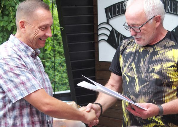 Bereits seit 25 Jahren ist Ralph Scadel (l.) Mitglied im DBwV und wurde dafür durch den Vorsitzenden der sKERH Cottbus bei der Mitgliederversammlung mit Treueurkunde sowie zugehöriger Treuenadel geehrt. Foto: Dietmar Barth