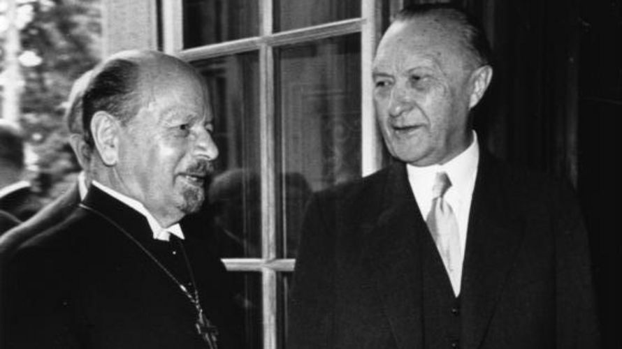 Bundeskanzler Konrad Adenauer (r.) und der Ratsvorsitzende der Evangelischen Kirche Deutschlands, Bischof Otto Dibelius, unterzeichneten am 20.2.1957 in Bonn einen Vertrag über die Militärseelsorge in der Bundeswehr. Foto: Bundesarchiv/Wikimedia