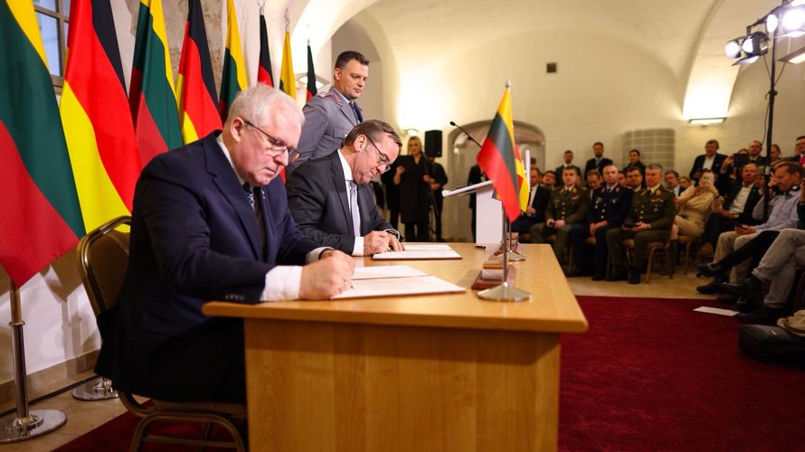 Die Verteidigungsminister Litauens und Deutschlands, Arvydas Anusauskas (l.) und Boris Pistorius, unterzeichneten in Vilnius die Roadmap für die Stationierung der Litauen-Brigade. Foto: X/@BMVg_Bundeswehr