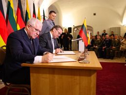 Die Verteidigungsminister Litauens und Deutschlands, Arvydas Anusauskas (l.) und Boris Pistorius, unterzeichneten in Vilnius die Roadmap für die Stationierung der Litauen-Brigade. Foto: X/@BMVg_Bundeswehr