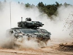 Ein Schützenpanzer Puma vom Panzergrenadierbataillon 112 fährt im April 2020 durch das Gelände auf dem Truppenübungsplatz Oberlausitz. General Eberhard Zorn fordert einen "wahrnehmbaren Anstieg der materiellen Einsatzbereitschaft" bei dem Waffensystem des Heeres. Foto: Bundeswehr/Maximilian Schulz