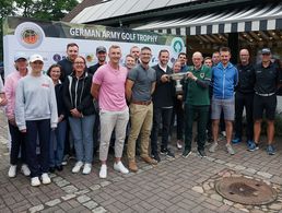 Die Teilnehmer und Organisatoren der 1. German Army Golf Trophy sind mit dem Turnier trotz des teilweise herrschenden Regenwetters rundum zufrieden. Besonders stolz sind natürlich auch die drei platzierten Teams. Den Wanderpokal übergab Generalleutnant Stephan Thomas (grünes Shirt) an die Sieger. Foto: DBwV/Kruse