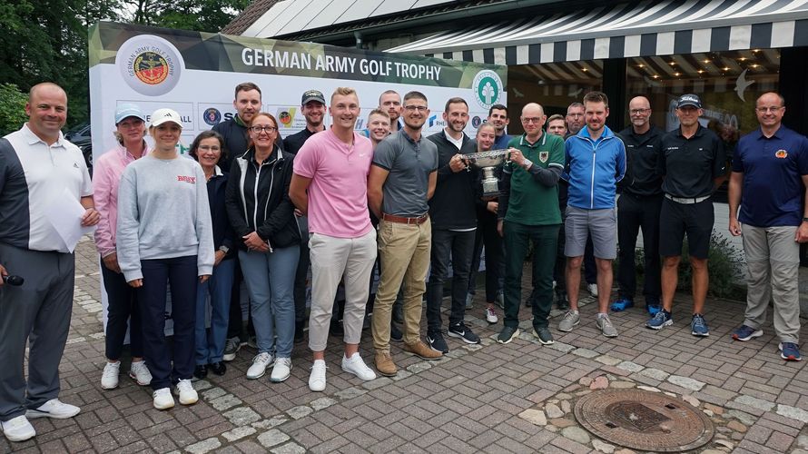 Die Teilnehmer und Organisatoren der 1. German Army Golf Trophy sind mit dem Turnier trotz des teilweise herrschenden Regenwetters rundum zufrieden. Besonders stolz sind natürlich auch die drei platzierten Teams. Den Wanderpokal übergab Generalleutnant Stephan Thomas (grünes Shirt) an die Sieger. Foto: DBwV/Kruse