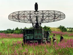 Symbolbild: Das Hawk-Luftabwehrsystem wurde seit 1963 bei der Bundeswehr eingesetzt. Ab 1981 mussten zur Wartung am Radar Bleischürzen getragen werden. 1998 bestätigte eine der Herstellerfirmen, dass die Geräte Krebs auslösen könnten. Foto: picture-alliance/ ZB | Jens Kalaene