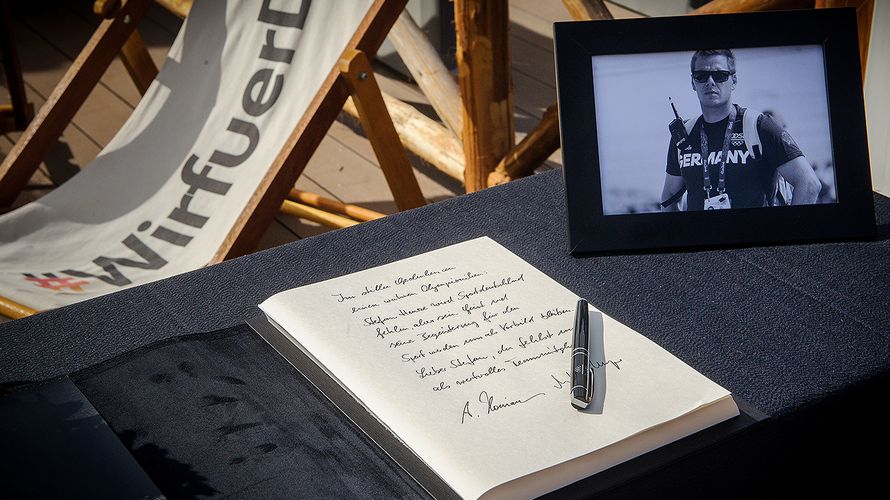 Im Eingangsbereich zum Deutschen Haus in Rio liegt ein Kondolenzbuch aus. Auf dem mit einem schwarzen Tuch bedeckten Tisch steht ein gerahmtes Schwarz-Weiß-Foto von Stefan Henze. Foto: dpa