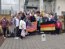 Gemeinsam mit dem deutsch-amerikanischen Klub „Brücke Gießen-Wetzlar“ ging es für die Ehemaligen aus Gießen ins Hauptquartier der US Army in Wiesbaden. Foto: Ralf Schuchard