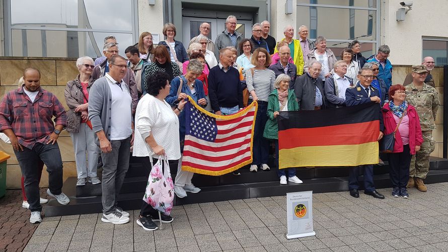 Gemeinsam mit dem deutsch-amerikanischen Klub „Brücke Gießen-Wetzlar“ ging es für die Ehemaligen aus Gießen ins Hauptquartier der US Army in Wiesbaden. Foto: Ralf Schuchard