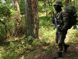 Vektorengeschützte Ausstattung soll Soldatinnen und Soldaten vor Zecken und anderen Insekten im Wald und hohen Gras schützen. Bundeswehr/Sebastian Wilke