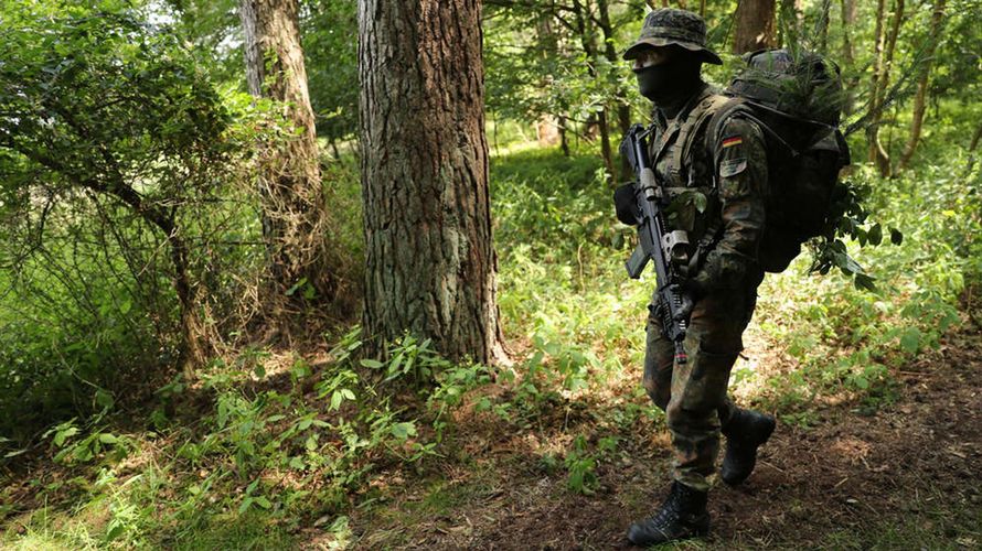 Vektorengeschützte Ausstattung soll Soldatinnen und Soldaten vor Zecken und anderen Insekten im Wald und hohen Gras schützen. Bundeswehr/Sebastian Wilke