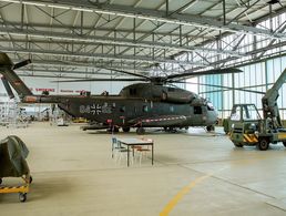 Die CH-53 der Bundeswehr, hier auf dem Fliegerhorst Faßberg, verbringen inzwischen aufgrund ihres Alters und der hohen Einsatzbelastung viel Zeit in der Wartung. Ersatz wird dringend benötigt. Foto: DBwV/Bombeke